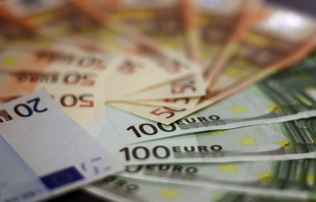 Billets en euros empilés en gros plan