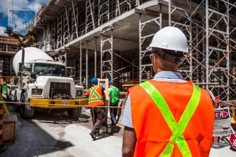 Chantier de renovation d un marchand de biens avec ouvriers casques