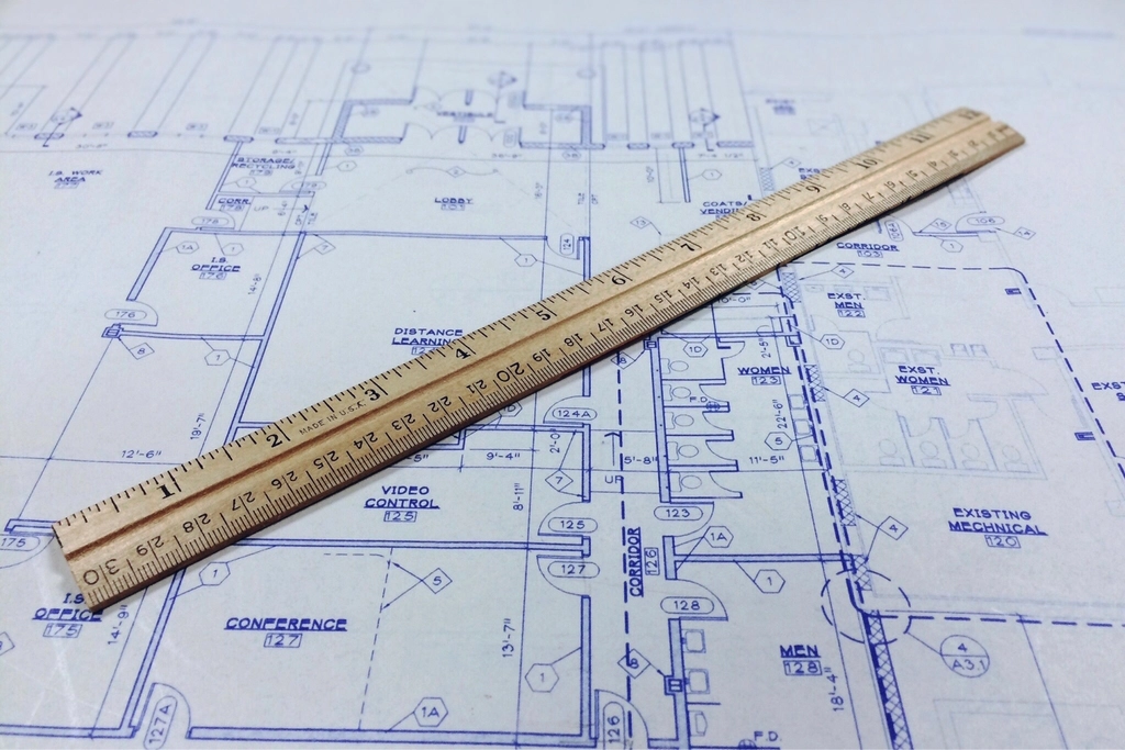 Plans d architecte poses sur une table, calendrier de souscription des assurances