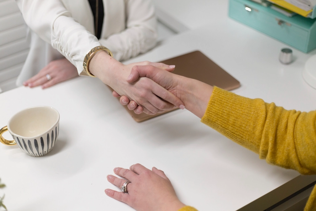 Poignée de main entre deux personnes lors d un rendez-vous professionnel