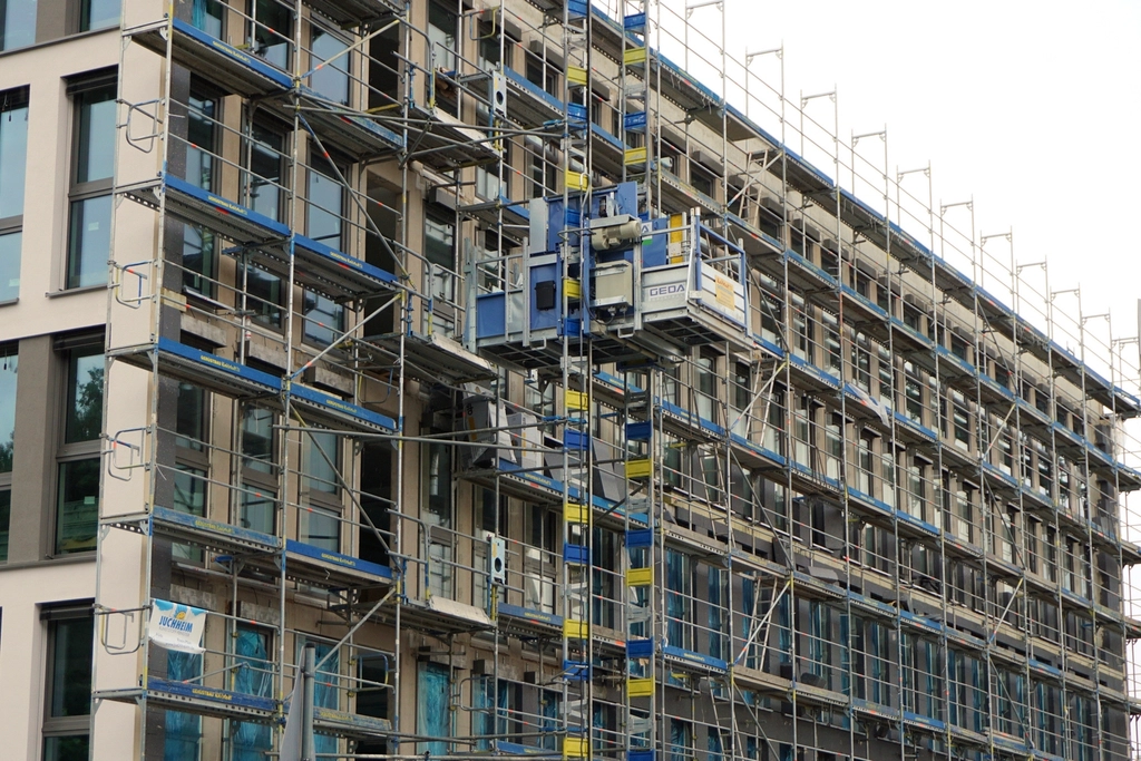 Chantier de rénovation d un bâtiment avec grue et échafaudages