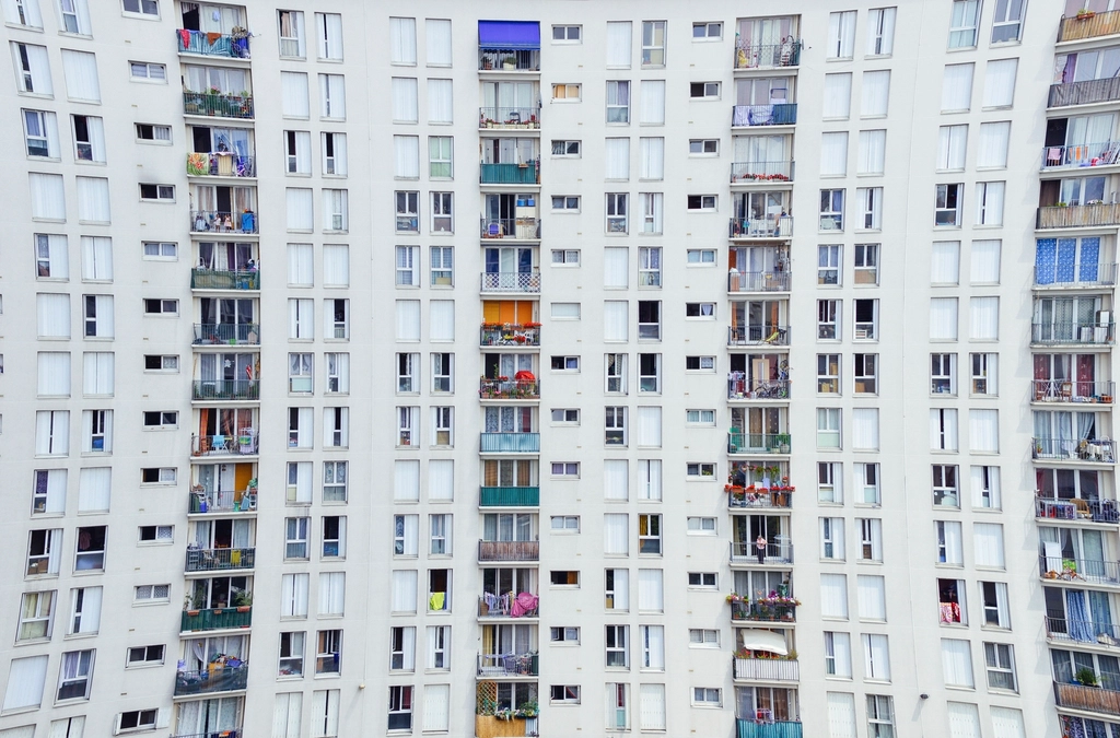 Facade moderne d un immeuble de logements avec balcons