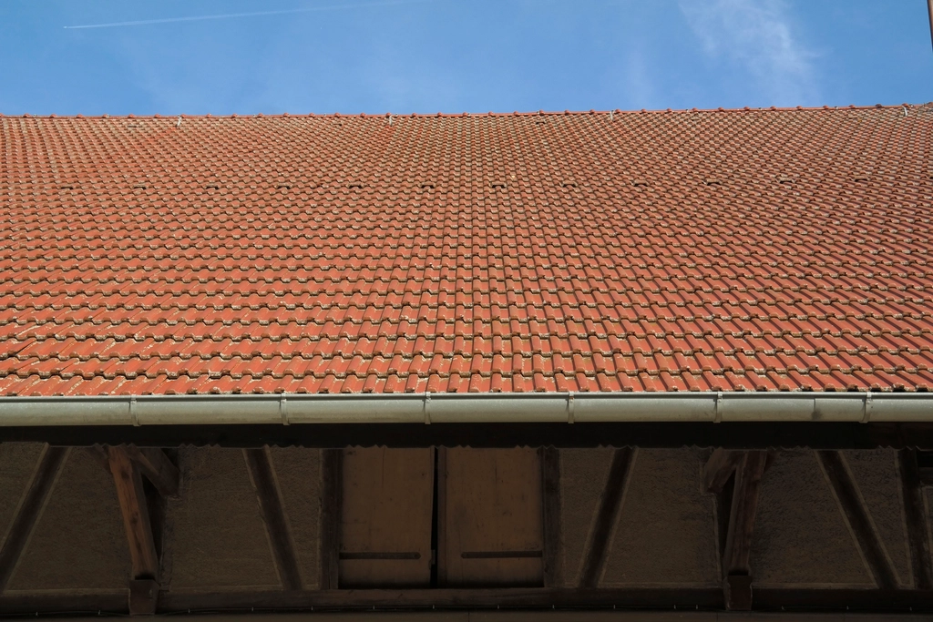 Toiture en tuiles, exemple de travaux relevant de la garantie decennale