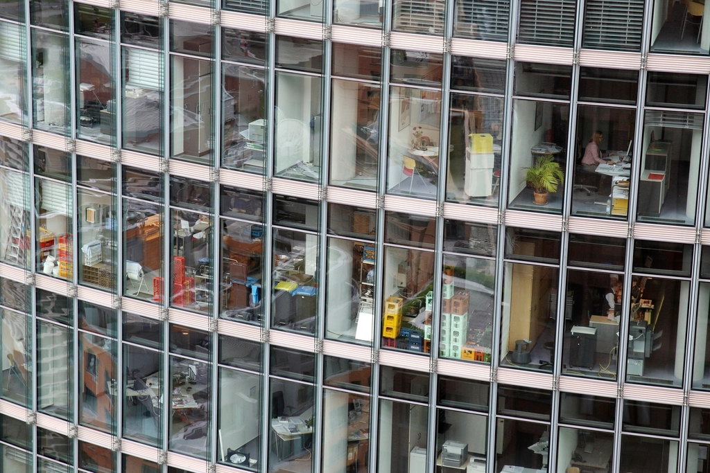 Immeuble de bureaux vitré évoquant un montage en club deal entre investisseurs privés