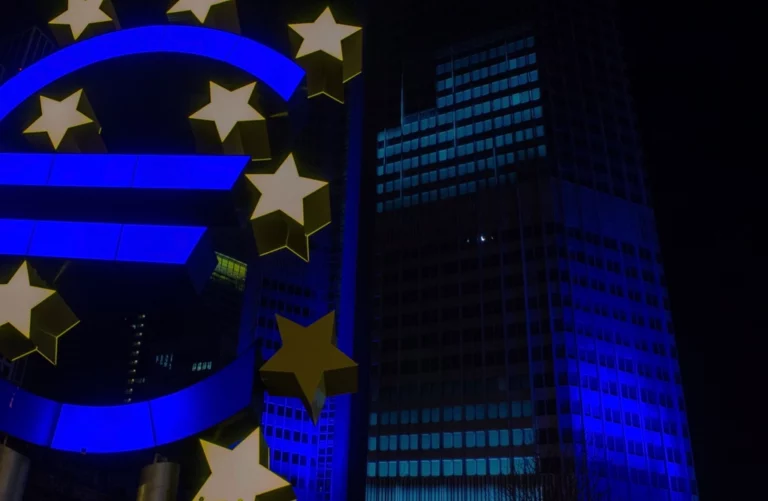 Siège d'une banque centrale européenne, symbole du financement bancaire des opérations de marchand de biens