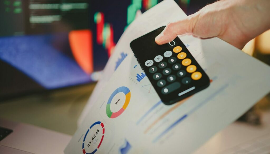 Calculatrice posée sur des documents chiffrés, calcul de la fiscalité d'un PEA-PME