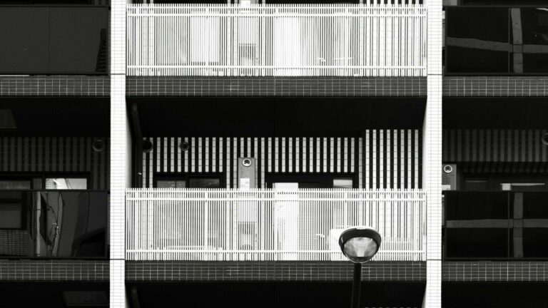 Façade d'un immeuble résidentiel moderne, illustration de l'immobilier accessible via un PEA-PME
