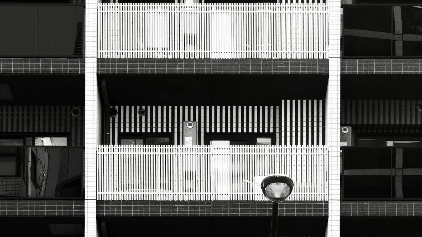 Façade d'un immeuble résidentiel moderne, illustration de l'immobilier accessible via un PEA-PME